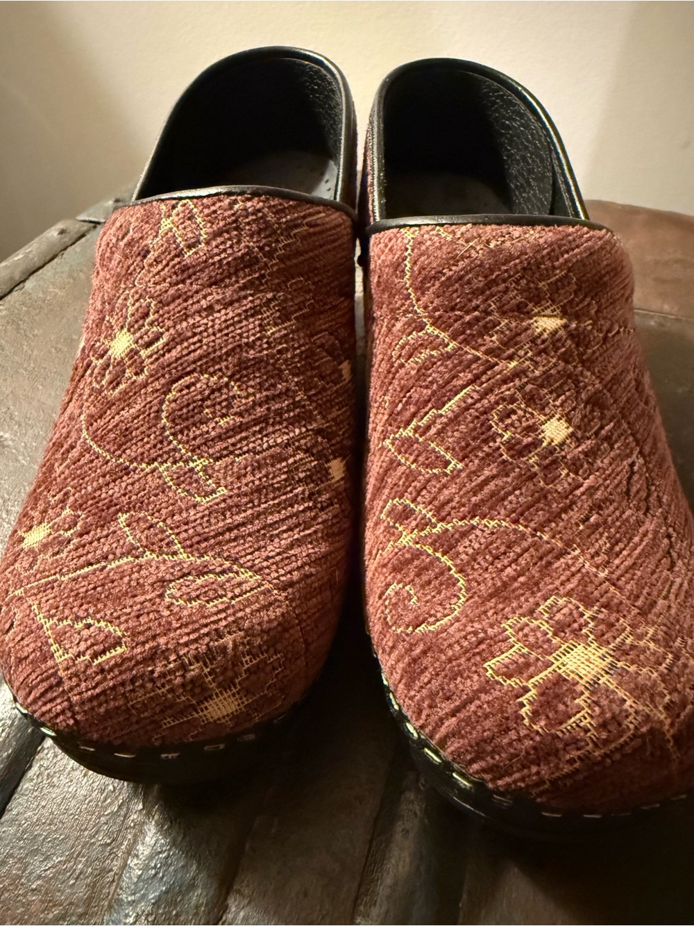 Sanita size 36 adorable flower pattern clogs